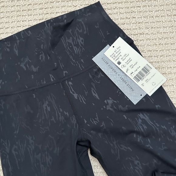 Sweaty Betty x Halle Berry - Enya All Day Embossed High Waisted Legging - Picture 4 of 4